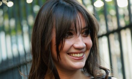 Daisy Lowe fait ses débuts avec un baby bump en maillot de bain alors qu&rsquo;elle annonce sa deuxième grossesse