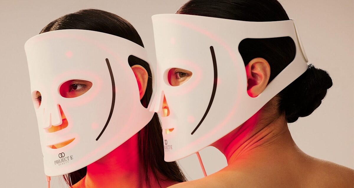 Les masques de luminothérapie LED fonctionnent-ils sur les peaux matures et jeunes ? BONJOUR! les rédacteurs donnent leur verdict honnête