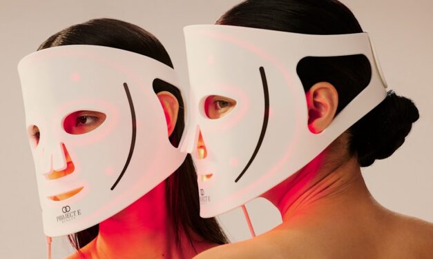 Les masques de luminothérapie LED fonctionnent-ils sur les peaux matures et jeunes ? BONJOUR! les rédacteurs donnent leur verdict honnête