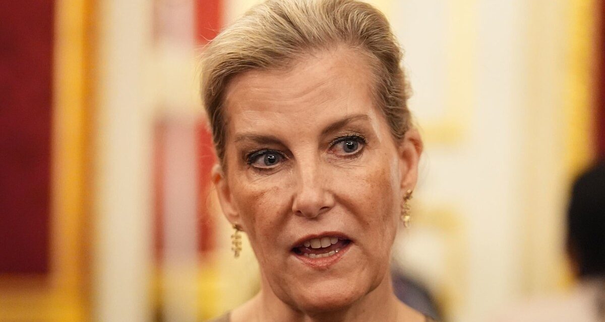 La duchesse d&rsquo;Édimbourg nous apprend à s&rsquo;habiller « en toute confiance » pour les années 60 – dans une robe moulante Armani