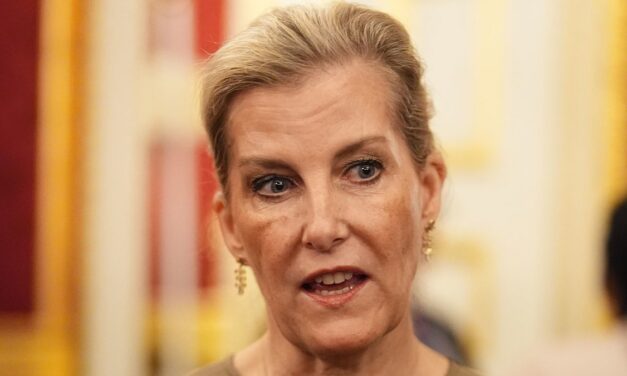 La duchesse d&rsquo;Édimbourg nous apprend à s&rsquo;habiller « en toute confiance » pour les années 60 – dans une robe moulante Armani