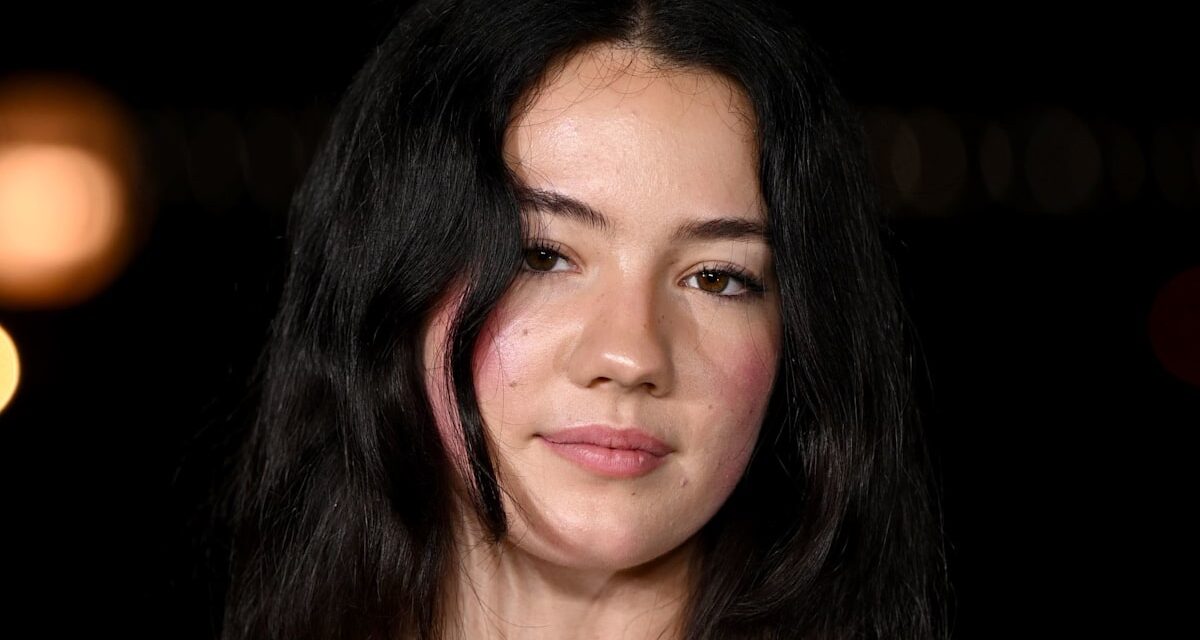 La sœur cadette de Lily Allen, Teddie, 19 ans, est le portrait craché de la pop star dans une superbe robe corset