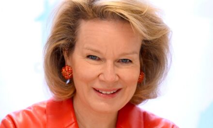 La reine Mathilde de Belgique prend un risque surprise en matière de mode lors d&rsquo;une sortie sensible