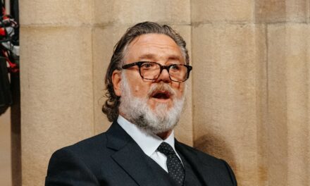 Russell Crowe ravit ses fans en découvrant le compte TikTok secret de la star hollywoodienne