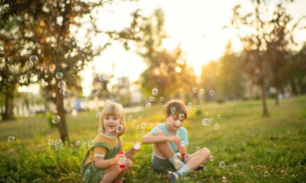 Je suis une maman de deux enfants du millénaire et je veux que mes enfants aient une enfance des années 90.