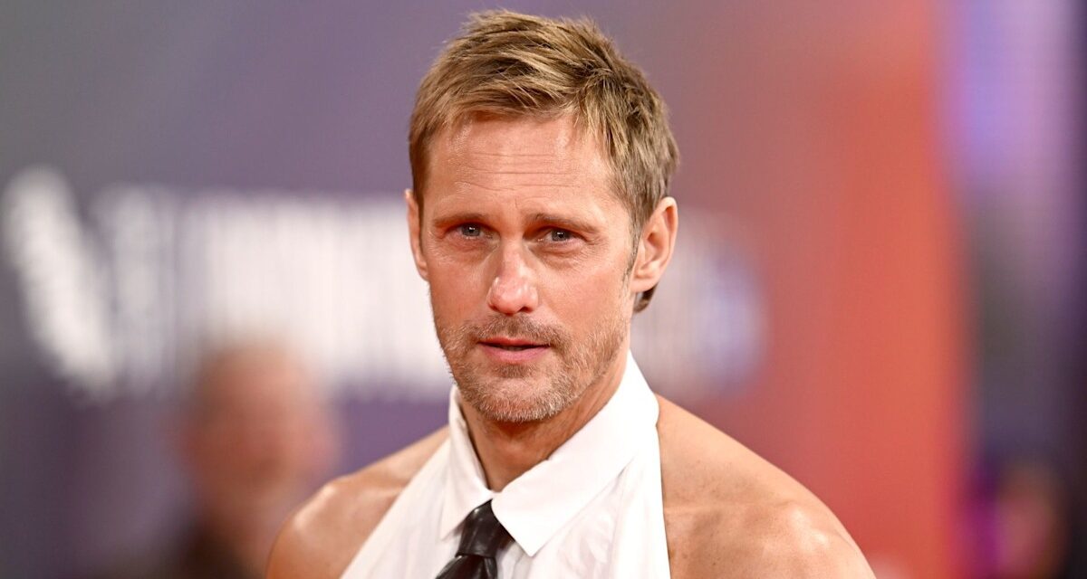 La famille surprise d&rsquo;Alexander Skarsgård pour le public de SNL avec ses débuts en tant qu&rsquo;animateur