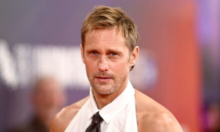 La famille surprise d&rsquo;Alexander Skarsgård pour le public de SNL avec ses débuts en tant qu&rsquo;animateur