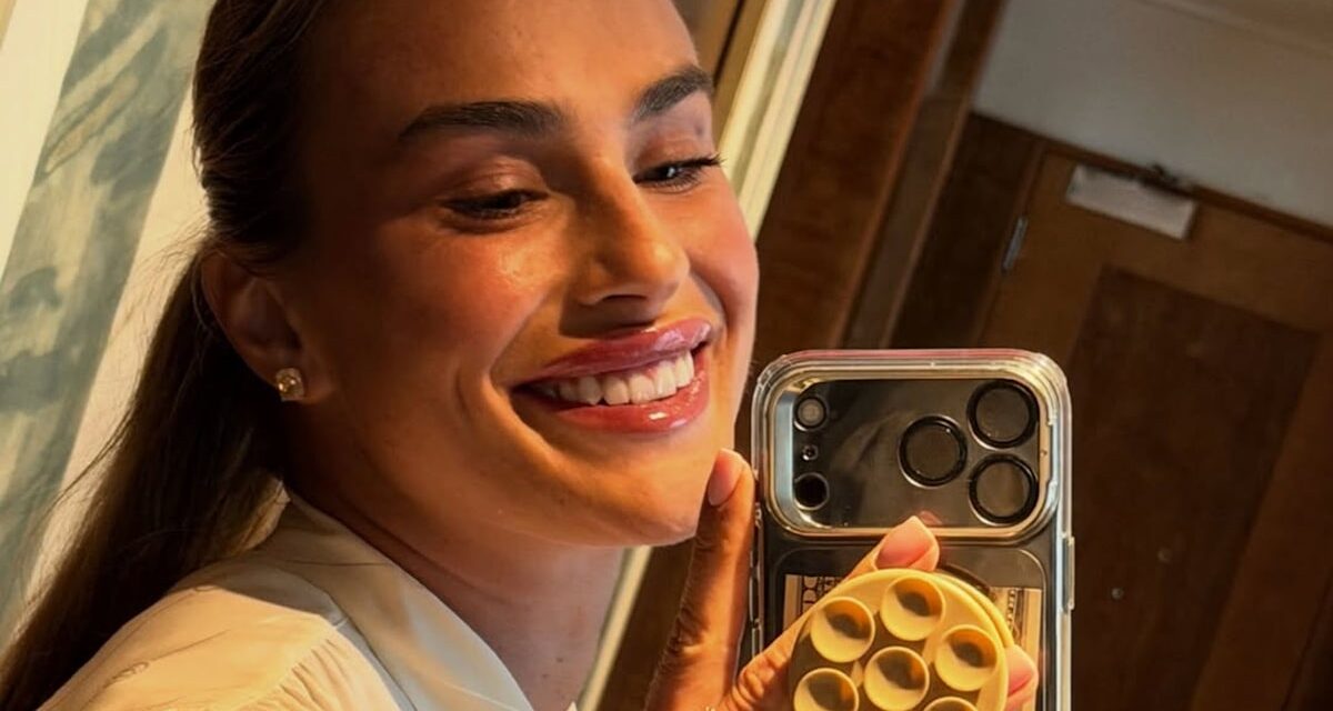 La star du tennis Aryna Sabalenka déclenche des rumeurs de fiançailles avec un énorme rocher à l&rsquo;annulaire dans de nouvelles photos joyeuses