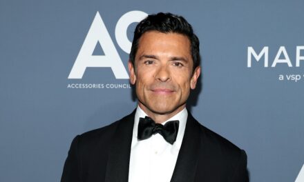 Mark Consuelos ressemble à une personne différente alors qu&rsquo;il fait une révélation « traumatisante » sur son apparence