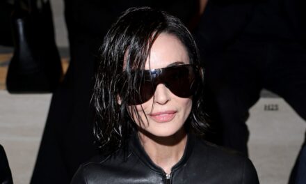 Demi Moore vient de couper tous ses cheveux alors qu&rsquo;elle dévoile un nouveau look saisissant