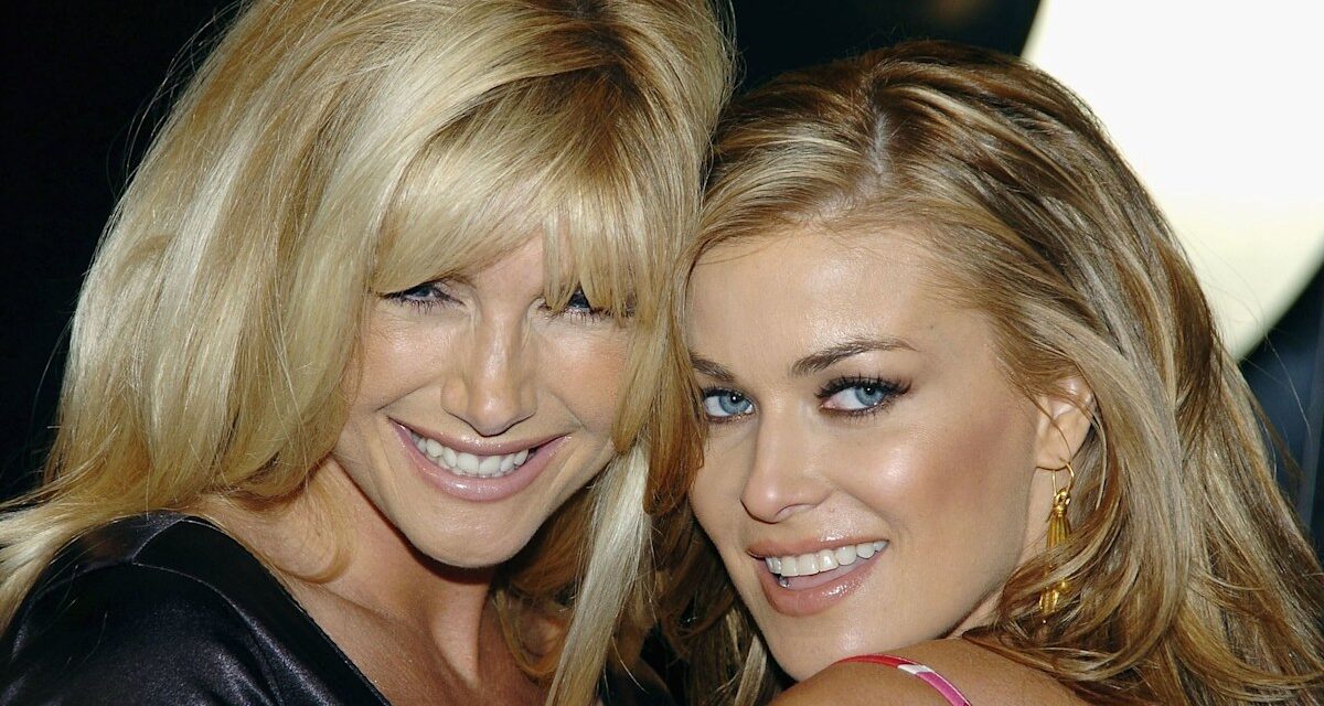 Les stars de Baywatch Carmen Electra, 53 ans, et Brande Roderick, 51 ans, se réunissent pour une photo rare