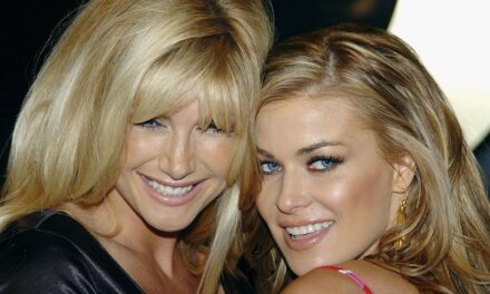 Les stars de Baywatch Carmen Electra, 53 ans, et Brande Roderick, 51 ans, se réunissent pour une photo rare
