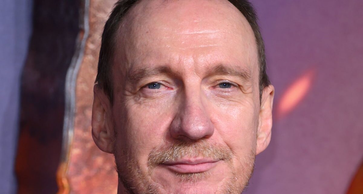 La star de Dirty Business, David Thewlis, a 2 ex-actrices très célèbres