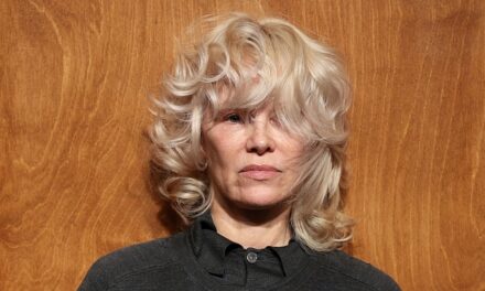 Les cheveux sauvages de Pamela Anderson éclipsent presque sa tenue avant-gardiste lors de son apparition à New York