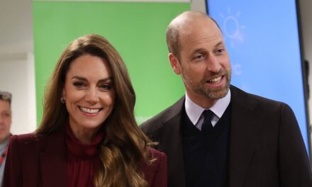 Le prince William et la princesse Kate ont fait front commun pour la troisième sortie en semaine depuis l&rsquo;arrestation d&rsquo;Andrew Mountbatten-Windsor – mises à jour en direct