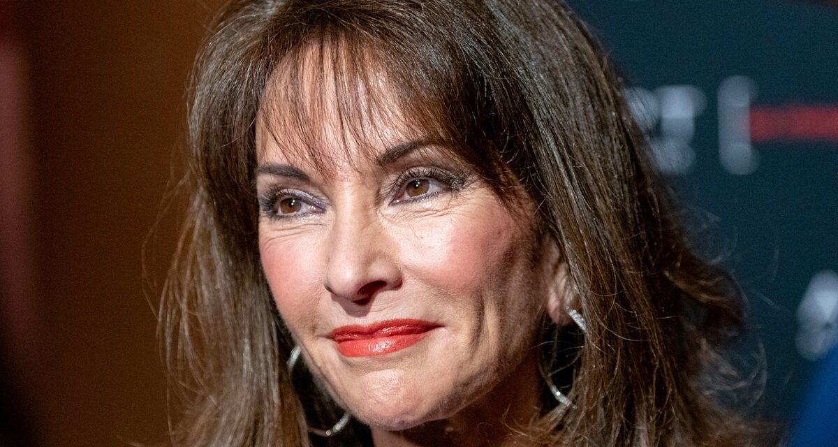 Susan Lucci éblouit dans une mini-robe ornée alors qu&rsquo;elle incarne Elizabeth Hurley