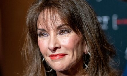 Susan Lucci éblouit dans une mini-robe ornée alors qu&rsquo;elle incarne Elizabeth Hurley