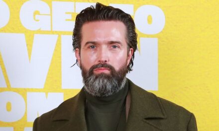 « C&rsquo;est la saison 1 sous stéroïdes » : la star de MobLand fait allusion à la deuxième série explosive du hit gangland de Pierce Brosnan – Exclusif