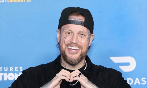 Jelly Roll met en avant une perte de poids de 300 livres aux côtés de son fils rarement vu lors de la première de Los Angeles