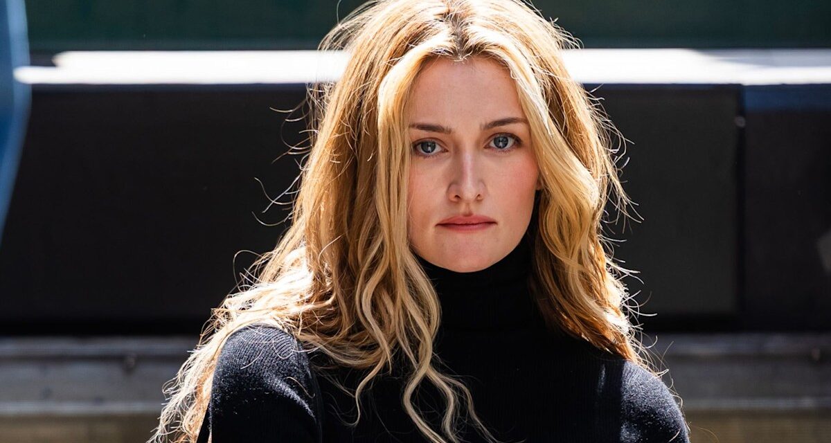 Je suis obsédée par les tenues des années 90 de Carolyn Bessette-Kennedy dans Disney&rsquo;s Love Story – voici comment les copier