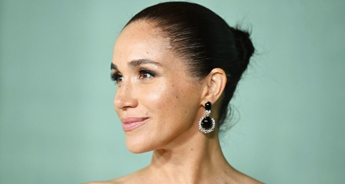 Meghan Markle donne une masterclass sur le style des robes nuisettes à 40 ans – avec des bijoux Cartier de 15 000 £
