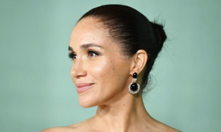 Meghan Markle donne une masterclass sur le style des robes nuisettes à 40 ans – avec des bijoux Cartier de 15 000 £