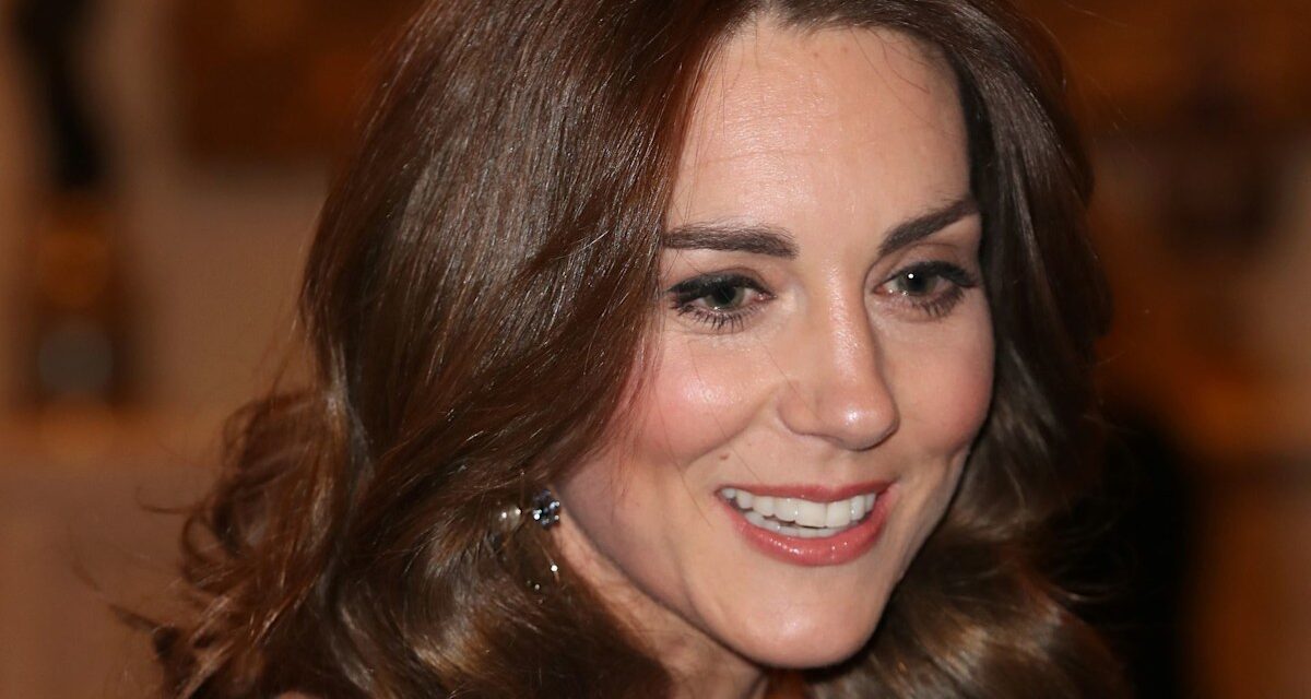 Kate Middleton projetait une « douce autorité » dans une robe midi ceinturée