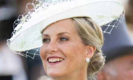 Comment la duchesse Sophie, 61 ans, donne au « cardigan grand-mère » un look très moderne