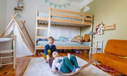 J&rsquo;ai essayé la tendance « parentalité le week-end vide » avec mes fils – et cela a changé leur façon de jouer.