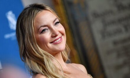 Kate Hudson étourdit dans un corsage bustier en cuir noir plongeant lors de la pré-soirée des BAFTA