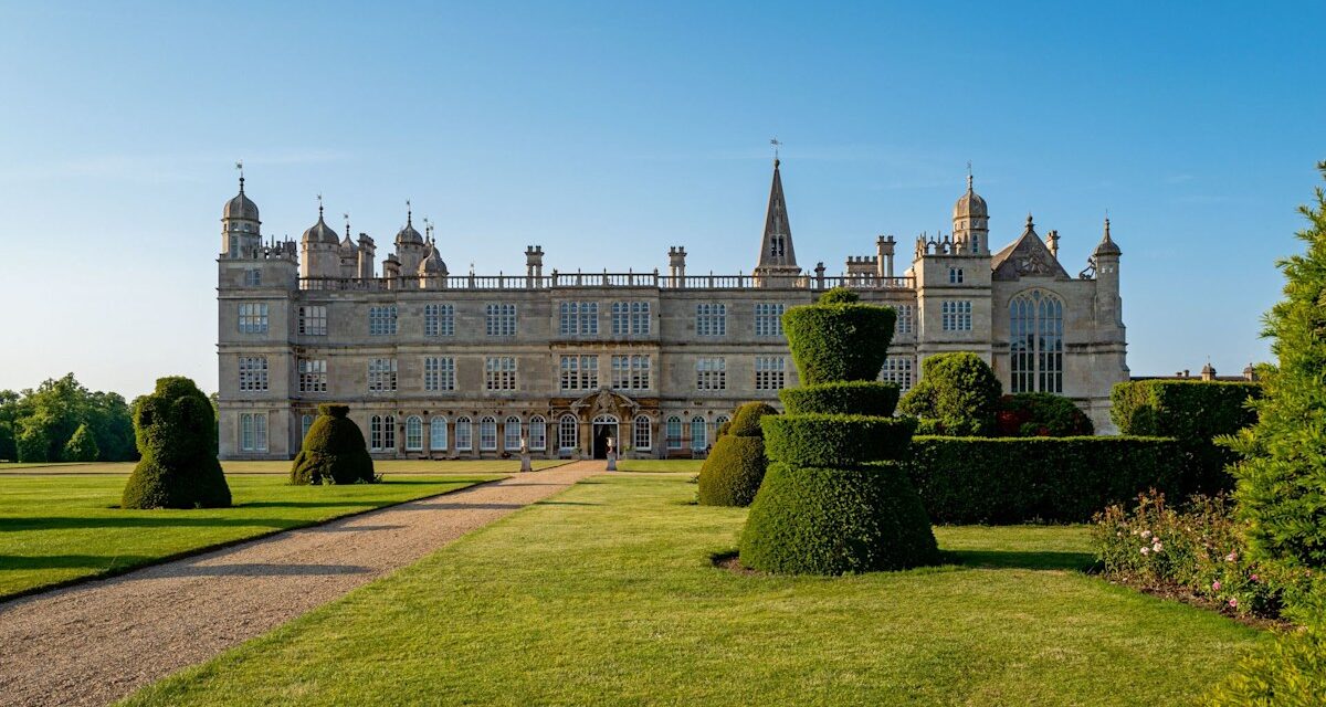 À l&rsquo;intérieur d&rsquo;une « ancienne » maison familiale à Burghley House – le célèbre domaine de 115 pièces où The Crown a été tourné