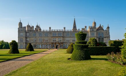 À l&rsquo;intérieur d&rsquo;une « ancienne » maison familiale à Burghley House – le célèbre domaine de 115 pièces où The Crown a été tourné