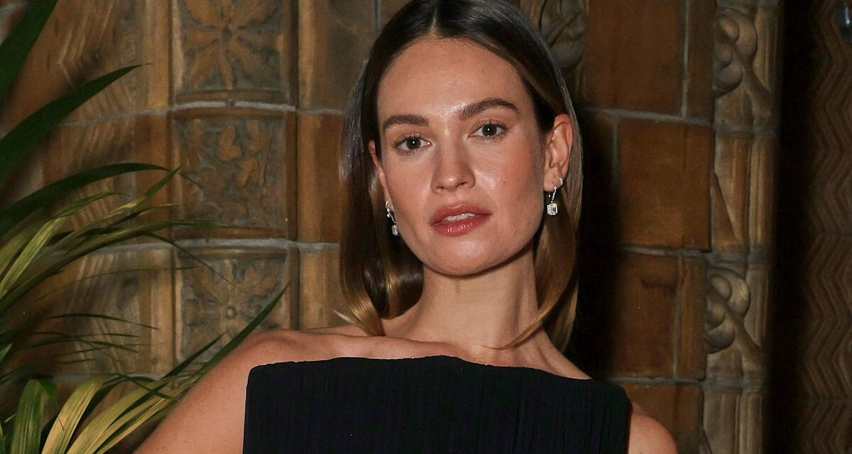 Lily James montre un petit tatouage dans une robe bustier fendue jusqu&rsquo;aux cuisses