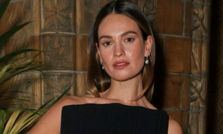 Lily James montre un petit tatouage dans une robe bustier fendue jusqu&rsquo;aux cuisses