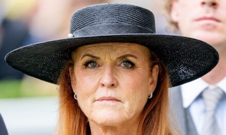 Sarah Ferguson doit « expier son jugement épouvantable » et témoigner – après avoir apparemment accepté 2 millions de livres sterling d&rsquo;Epstein