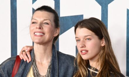 La fille modèle de Milla Jovovich mesure presque autant que sa mère d&rsquo;1,70 m pour un tapis rouge chic ensemble