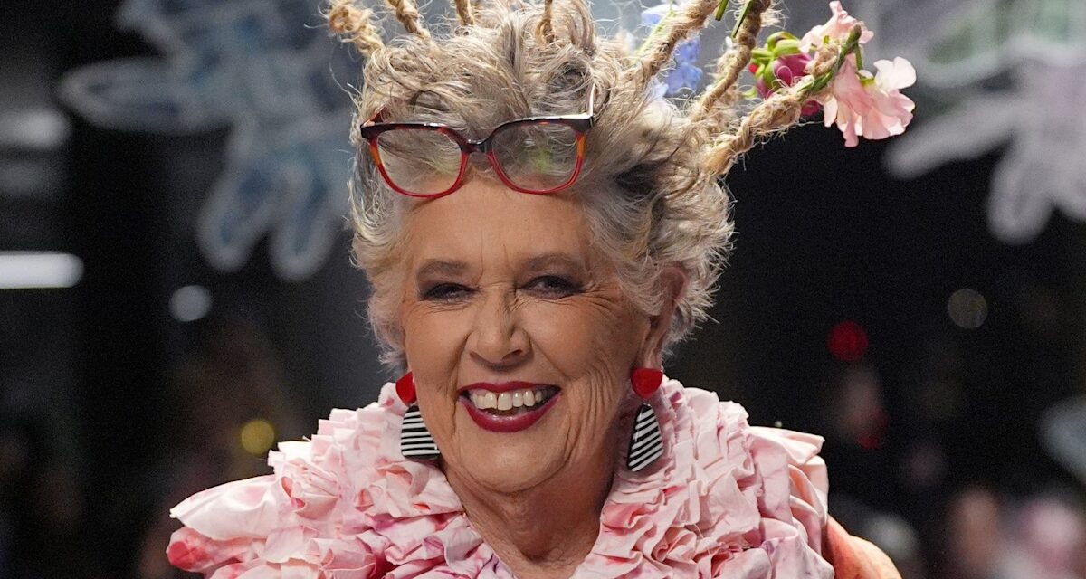Dame Prue Leith, 86 ans, subit une transformation incroyable alors qu&rsquo;elle ouvre la Fashion Week de Londres