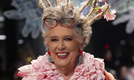 Dame Prue Leith, 86 ans, subit une transformation incroyable alors qu&rsquo;elle ouvre la Fashion Week de Londres