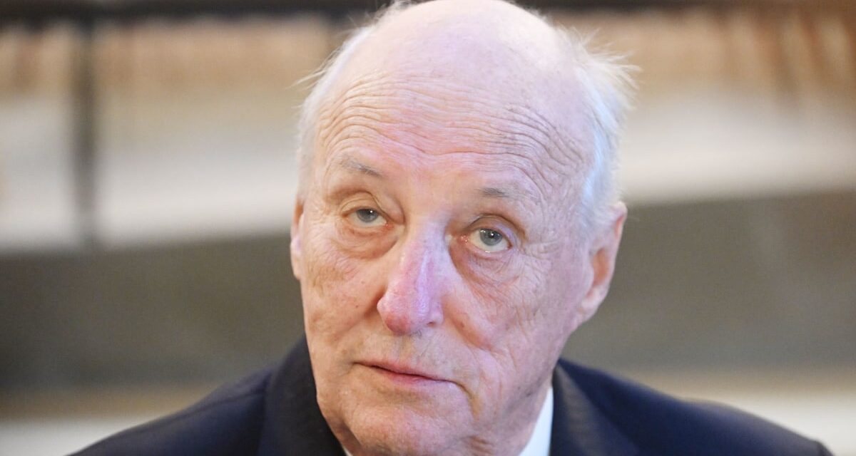 Le roi Harald de Norvège admis à l&rsquo;hôpital pendant ses vacances avec son épouse la reine Sonja