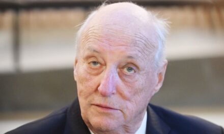 Le roi Harald de Norvège admis à l&rsquo;hôpital pendant ses vacances avec son épouse la reine Sonja