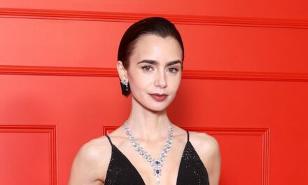 Lily Collins vient de donner à la « robe nue » la touche Emily in Paris lors d&rsquo;une soirée à Londres
