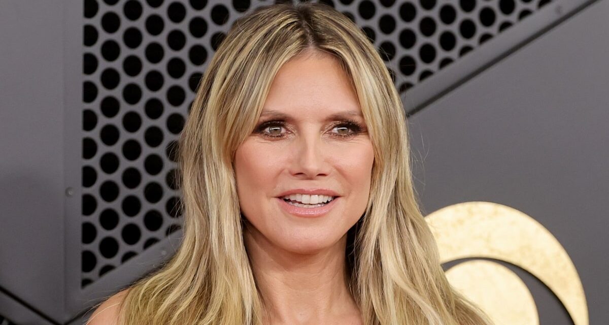 Heidi Klum, 52 ans, vole la vedette en robe nue aux Grammys