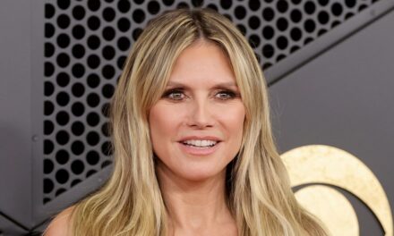 Heidi Klum, 52 ans, vole la vedette en robe nue aux Grammys