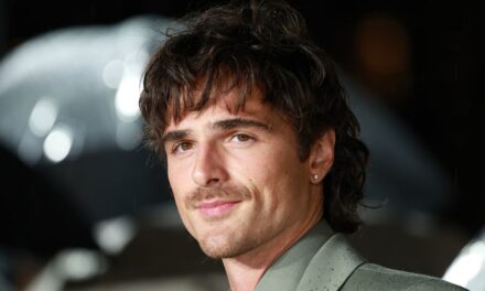 La réalisatrice de Wuthering Heights, Emerald Fennell, révèle la véritable réaction de Jacob Elordi au costume d&rsquo;Heathcliffe