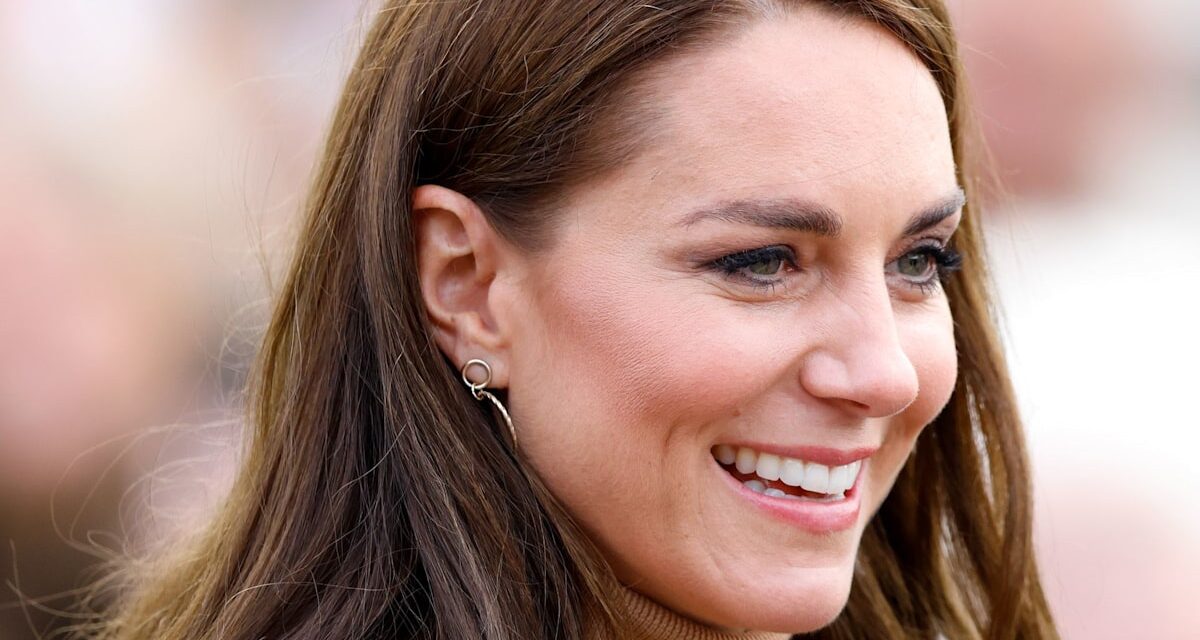 Kate Middleton égaye son manteau Burberry sculpté avec l&rsquo;accessoire le plus brillant