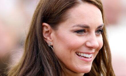 Kate Middleton égaye son manteau Burberry sculpté avec l&rsquo;accessoire le plus brillant