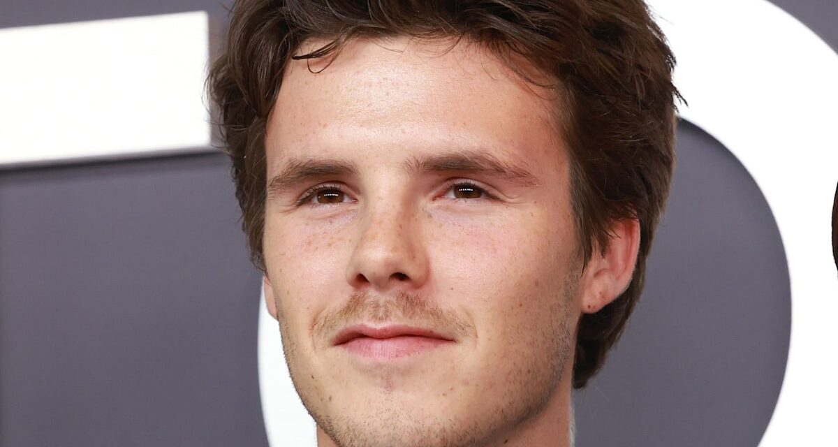 Cruz Beckham montre un nouveau tatouage après que son frère Brooklyn ait retiré son hommage à son père David