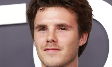 Cruz Beckham montre un nouveau tatouage après que son frère Brooklyn ait retiré son hommage à son père David