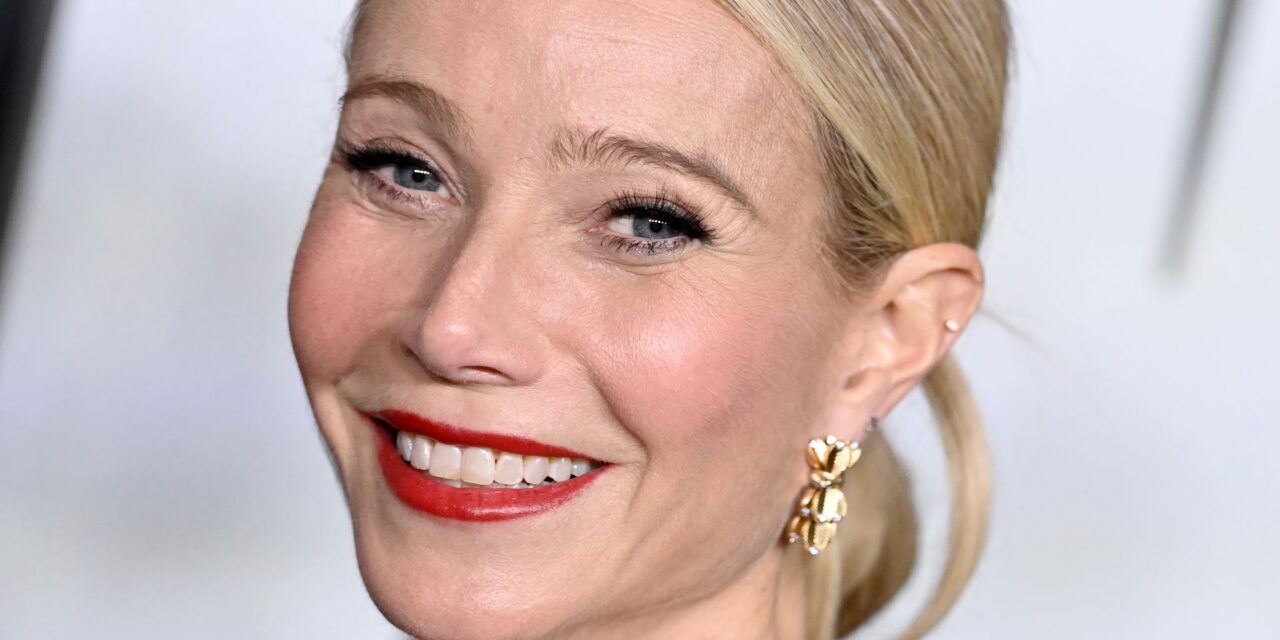 Gwyneth Paltrow, 53 ans, affiche un look sans pantalon dans un maillot surdimensionné des Patriots dans une nouvelle vidéo surprenante avant le Super Bowl