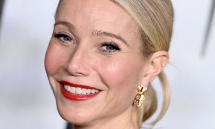 Gwyneth Paltrow, 53 ans, affiche un look sans pantalon dans un maillot surdimensionné des Patriots dans une nouvelle vidéo surprenante avant le Super Bowl